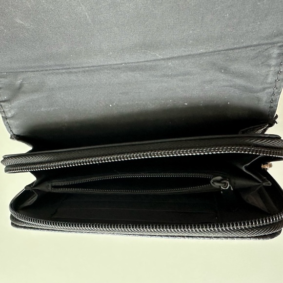 Atmosphere Magnet snap closure wallet with internal zipper/coin and card holder - Picture 4 of 5